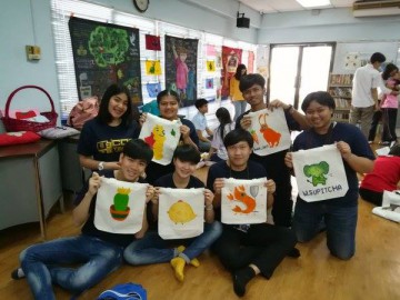 อาสาสมัครลงลายกระเป๋าผ้า เพื่อพัฒนาเด็กด้อยโอกาส 31 มี.ค. 62   Painting Bag Volunteer to Support Child Development Center in Thailand March, 31, 19